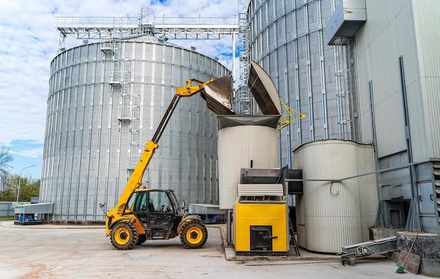What is the crude protein of wheat? 