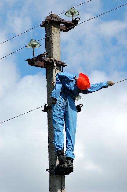 What are the dangers of being a lineman? 