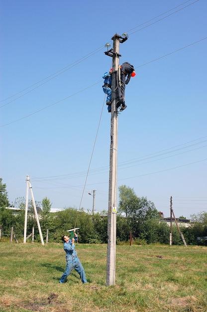 What are the dangers of being a lineman? 