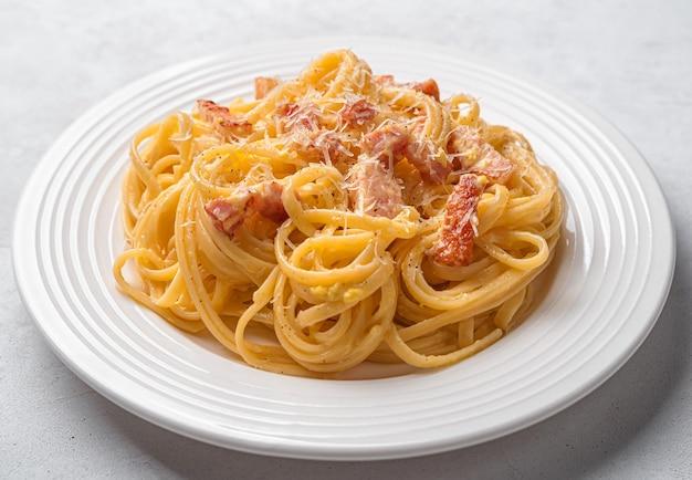 What does carbonara sauce taste like? 