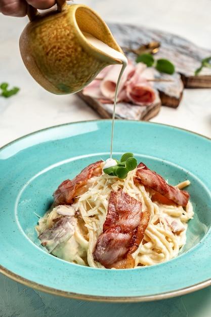 What does carbonara sauce taste like? 