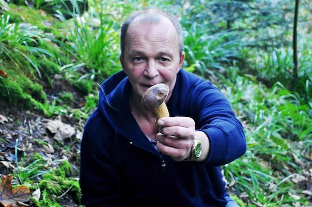 What were the disadvantages of hunter-gatherer lifestyle? 
