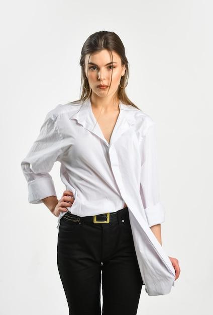 What is the dress code for Barnes and Noble employees? 