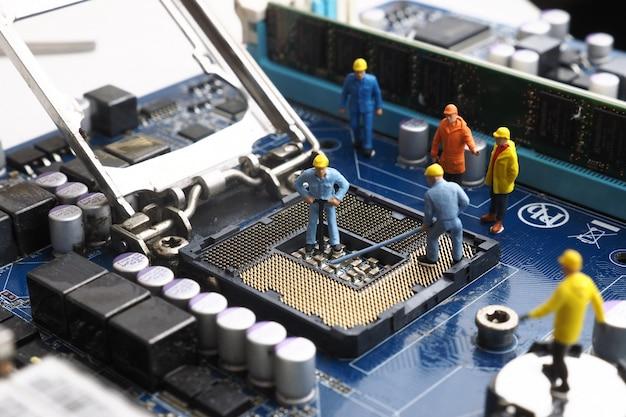What are the importance of software in computer system? 