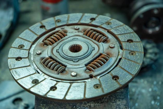What are the main components of a manual clutch? 