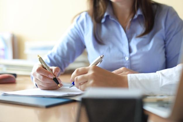 What is the main function of a thesis statement? 