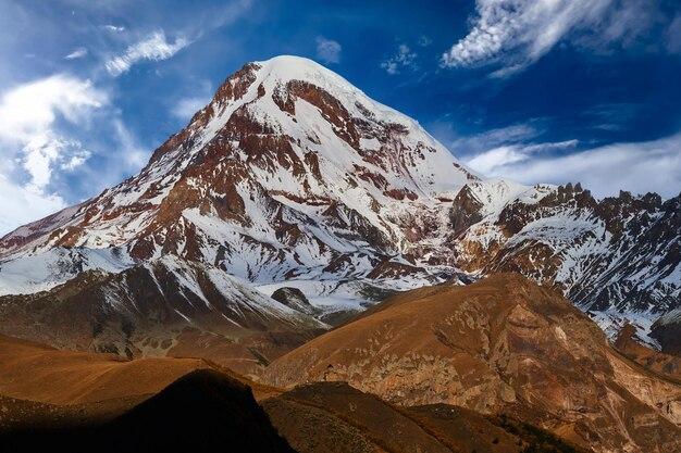 What countries do the Himalayas border? 