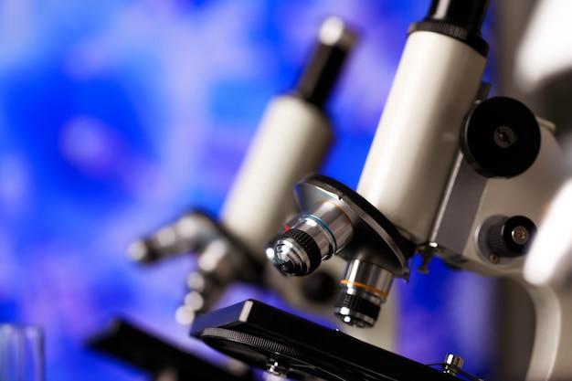 What are the objectives of an investigator? 
