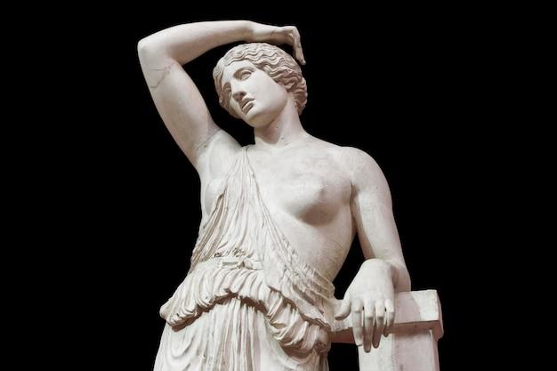 What made the Hellenistic style of art and architecture different from the classical Greek style? 