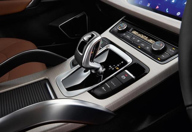 What type of transmission does a 2013 Honda Civic have? 