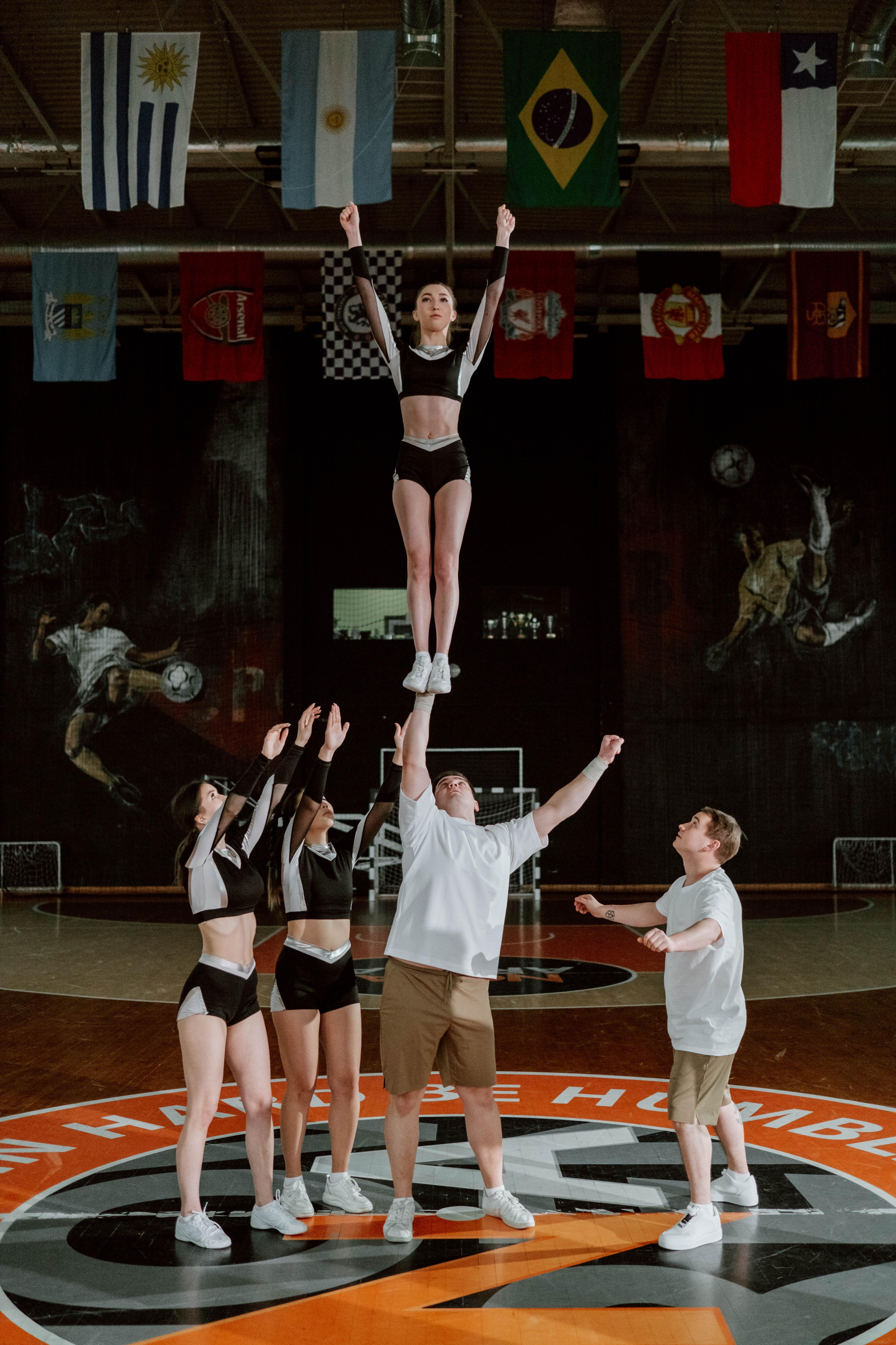 What are the different types of cheerleading stunts? 