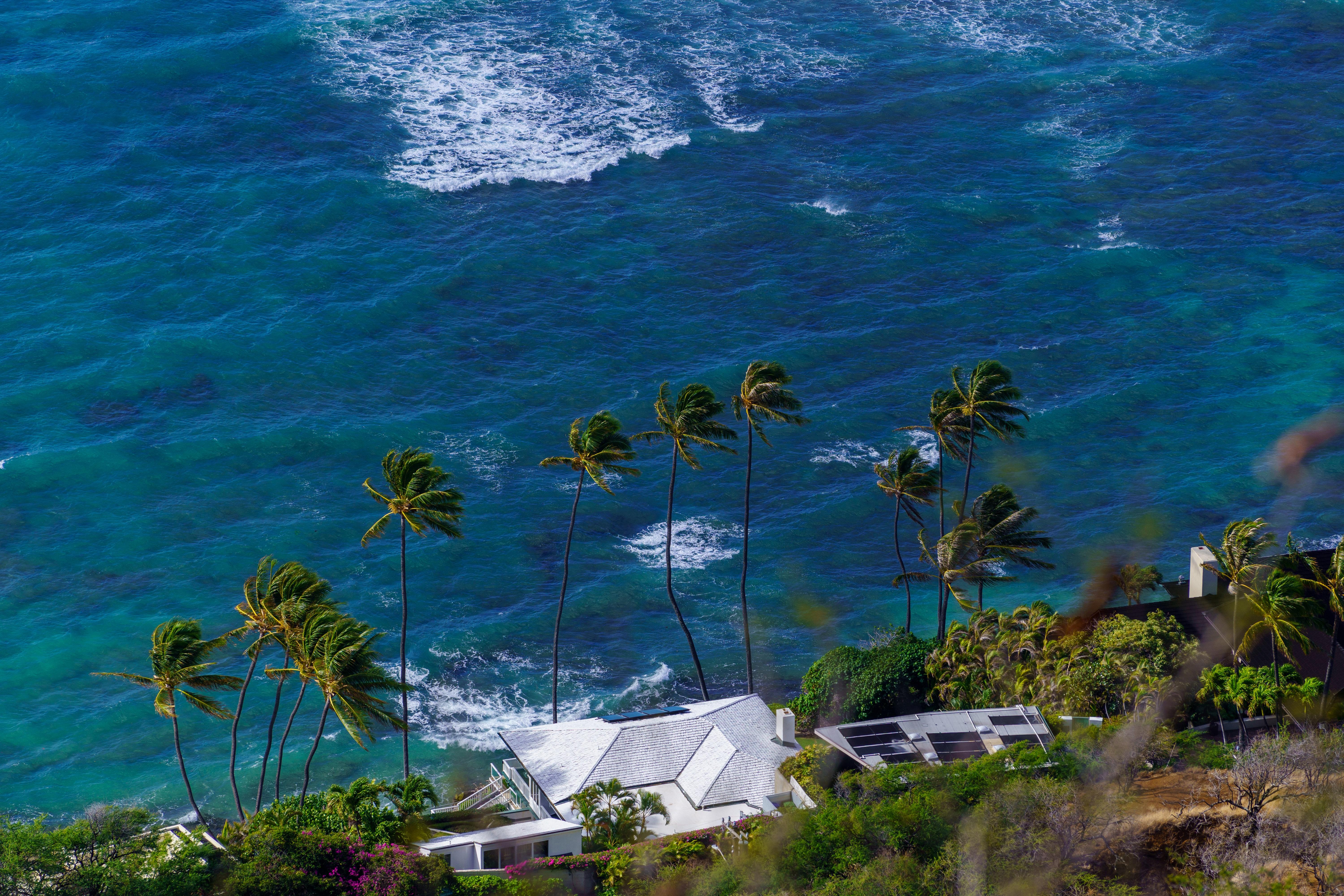 What is the distance between each of the Hawaiian Islands? 