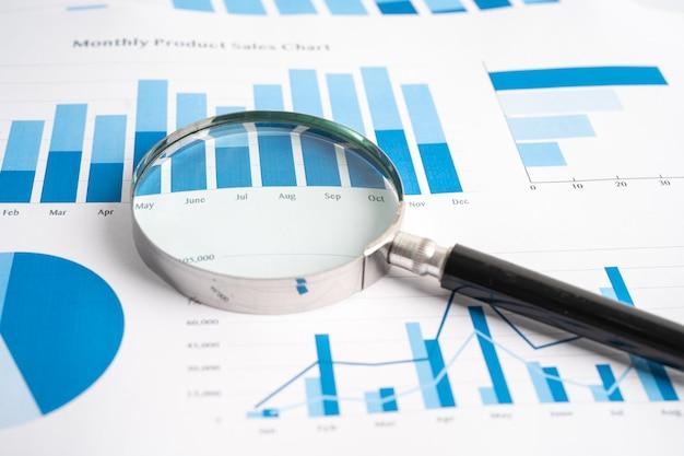 What are field notes in qualitative research? 