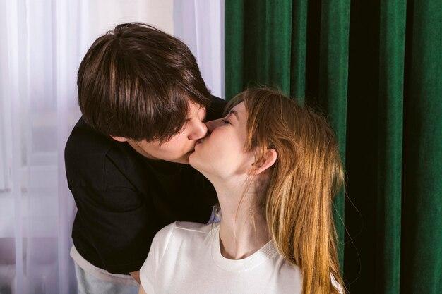 What are good signs that a teenage relationship will last? 