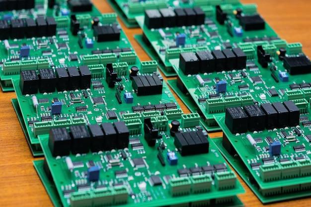 What are the 5 components of a circuit? 