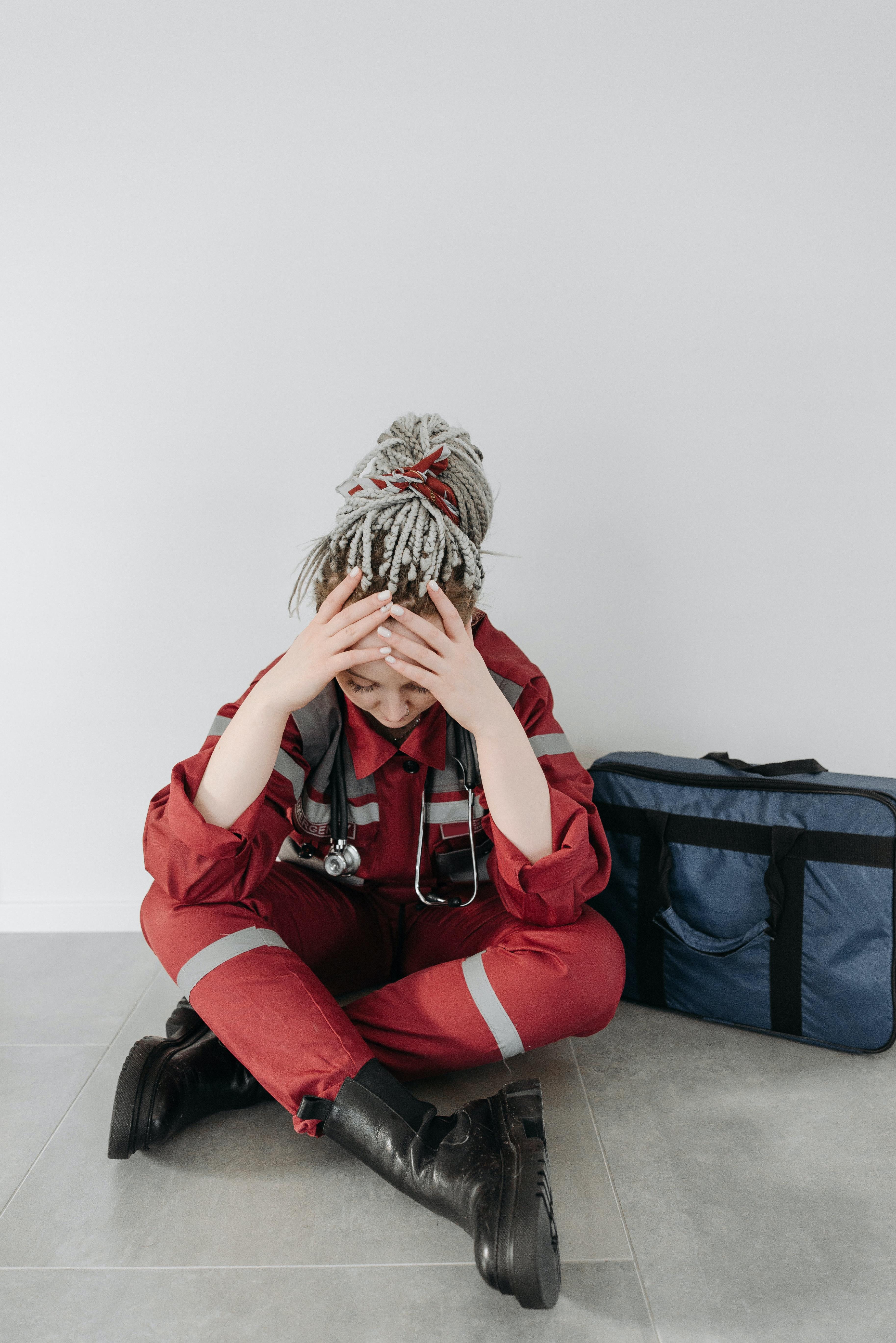What are the pros and cons of being an EMT? 