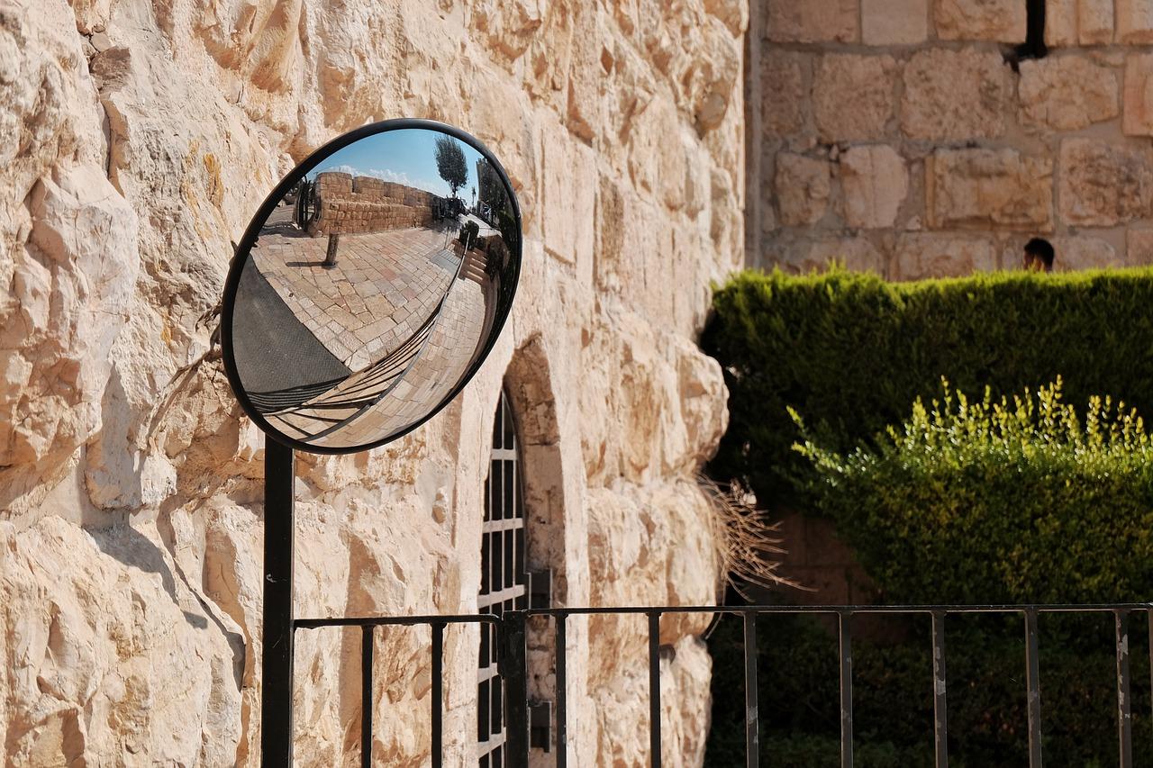 What are the two uses of convex mirror? 