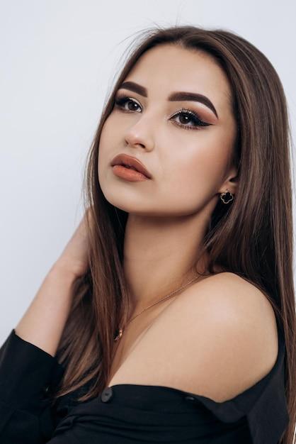 What color lipstick should brunettes with brown eyes wear? 