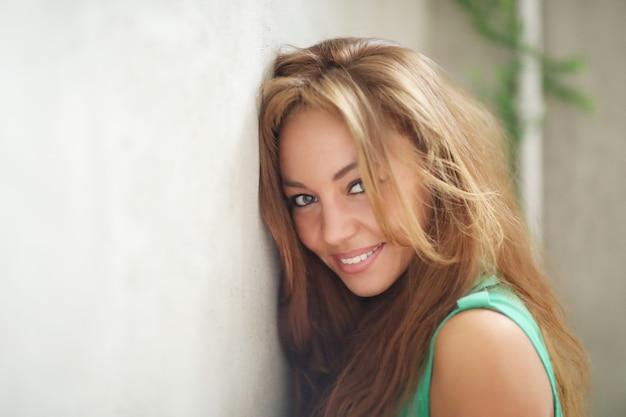 What colors go with green eyes and blonde hair? 