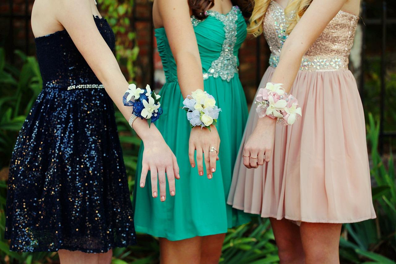 What do girls usually wear to homecoming? 
