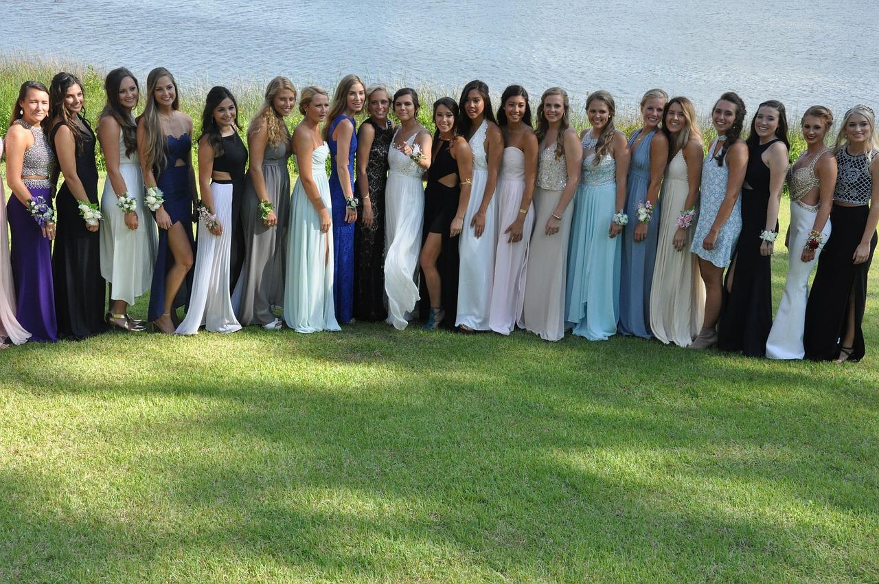 What do girls usually wear to homecoming? 