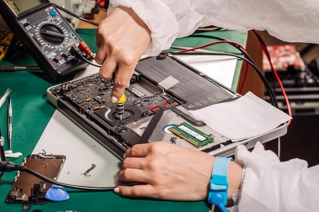 What do you call someone who fixes electronics? 