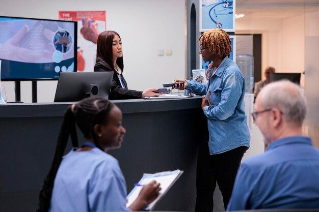 What does a front desk medical receptionist do? 