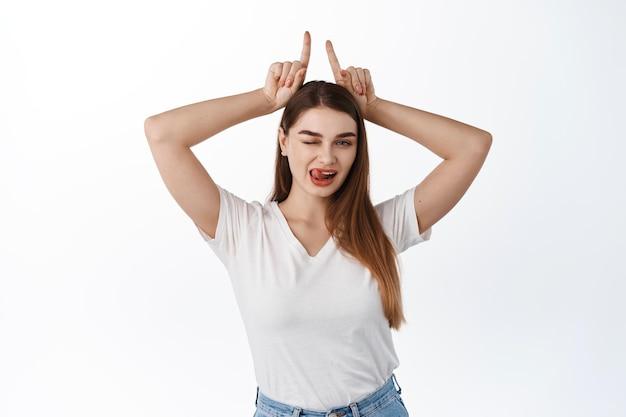 What does a head tilt mean in body language? 