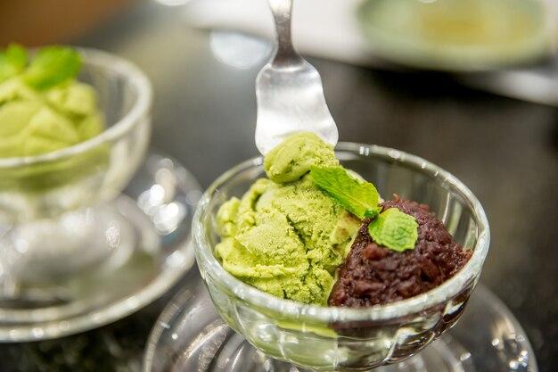 What does green tea ice cream taste like? 