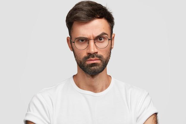 What does it mean when someone looks at you and raises their eyebrows? 