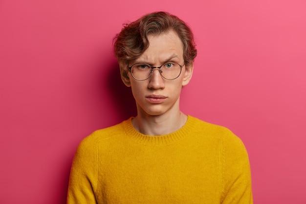 What does it mean when someone looks at you and raises their eyebrows? 