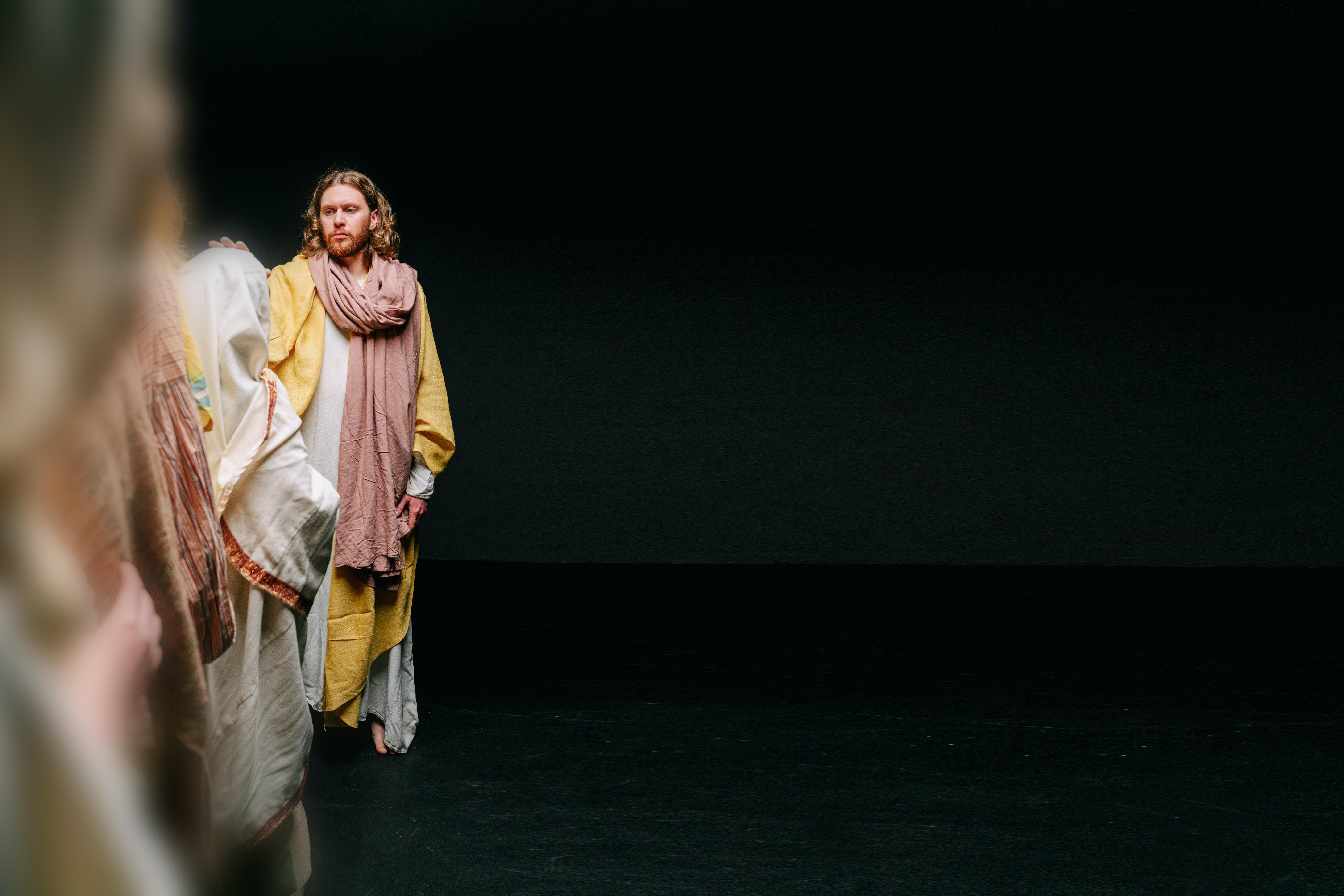 What does the phrase a thousand splendid suns mean? 