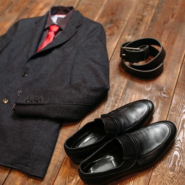 What is Famous Footwear dress code? 