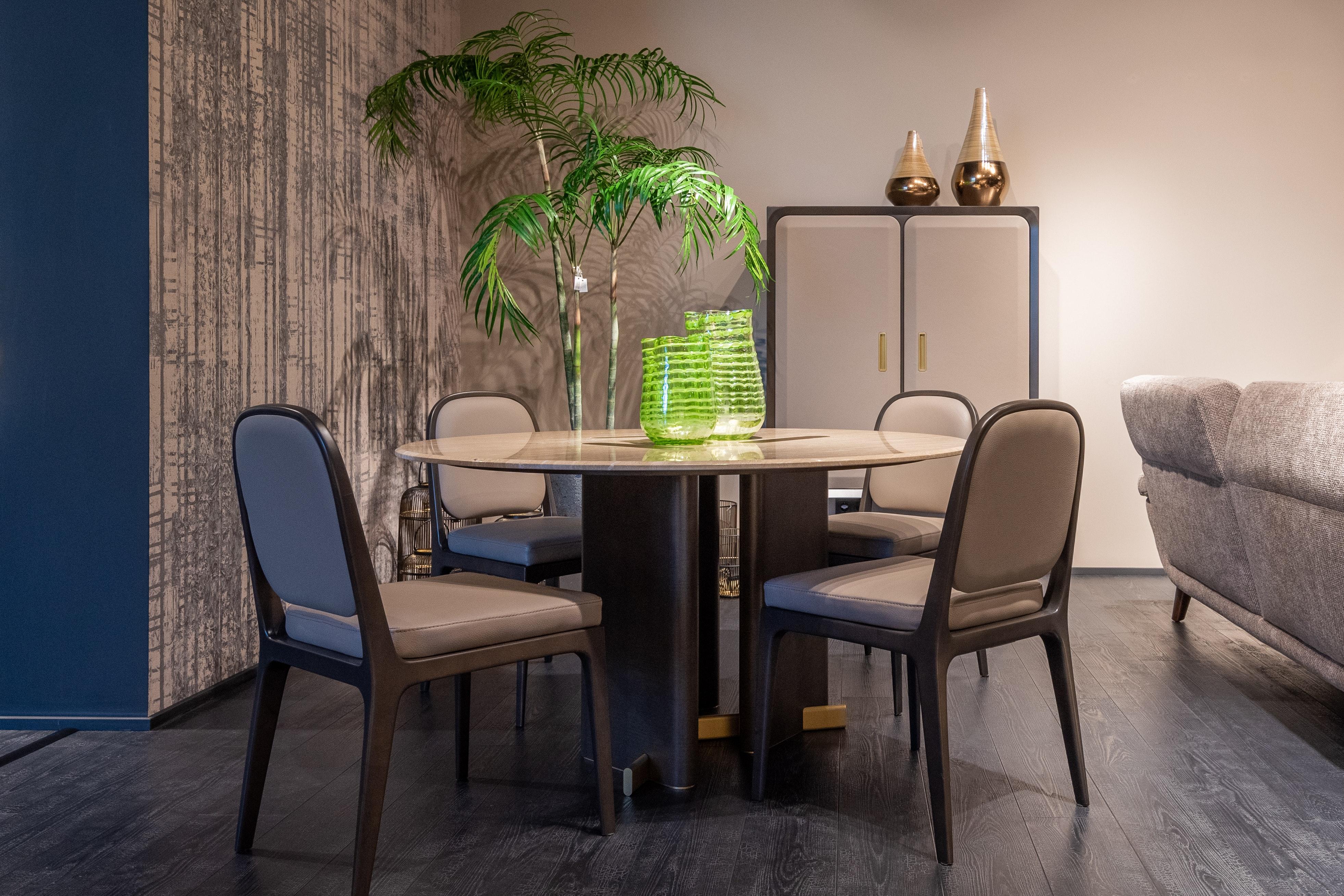 What is the diameter of a round table that seats 10? 