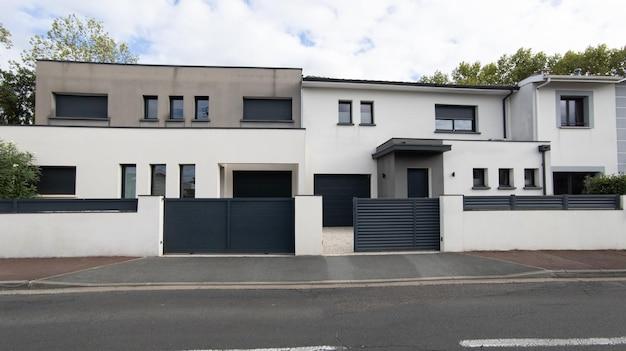What is the difference between link detached and semi-detached? 