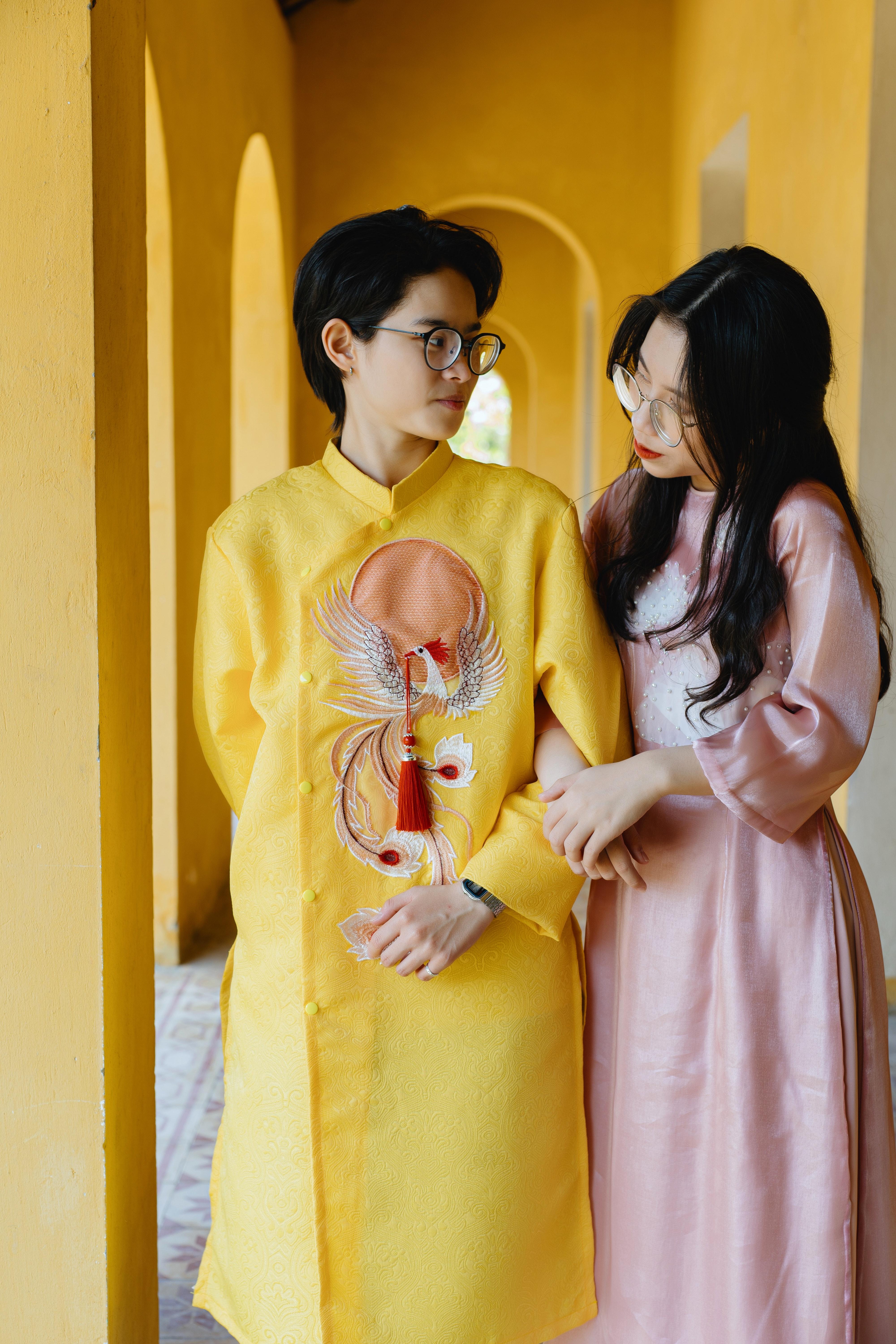 What is the difference between traditional clothes and modern clothes? 