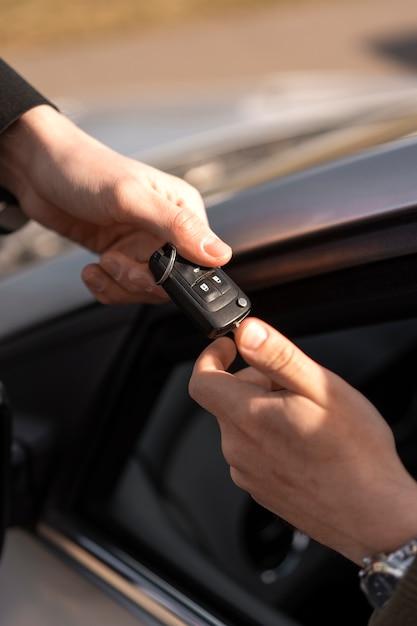 What kind of battery does a Ford Explorer key fob take? 