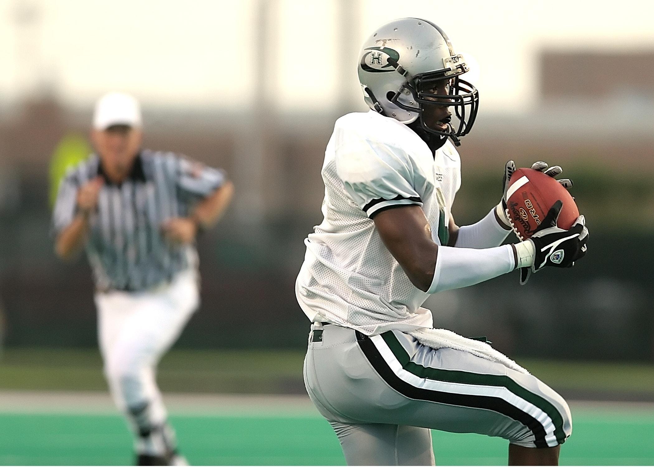 What kind of gloves do linebackers wear? 