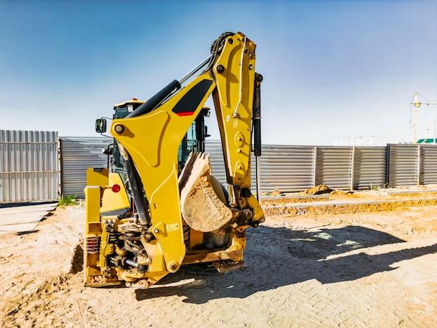 What kind of hydraulic fluid does a John Deere backhoe use? 