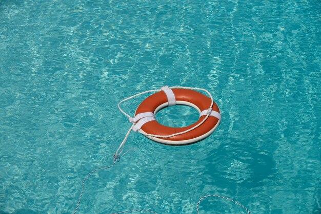 What is the characteristics of the materials that float on water? 