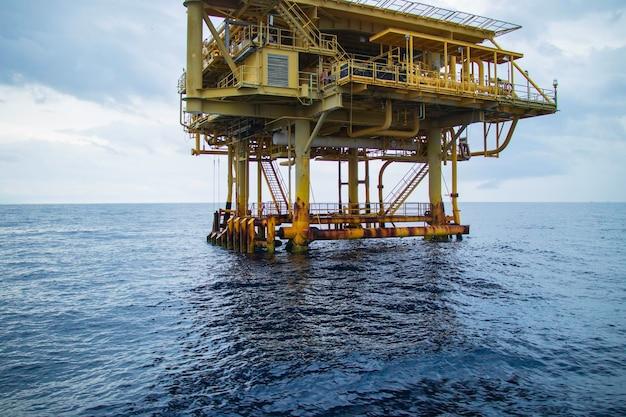What qualifications do you need to work offshore? 