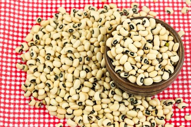 What is the difference between black eyed peas and black eyed beans? 