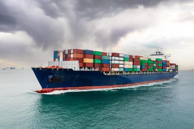 What shipping carrier does Hollister use? 