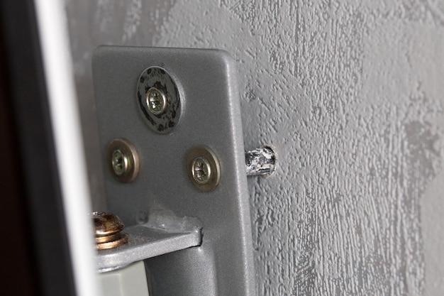 What size screws come with TV wall mount? 