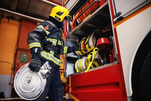 What temperature can firefighter turnout gear withstand? 