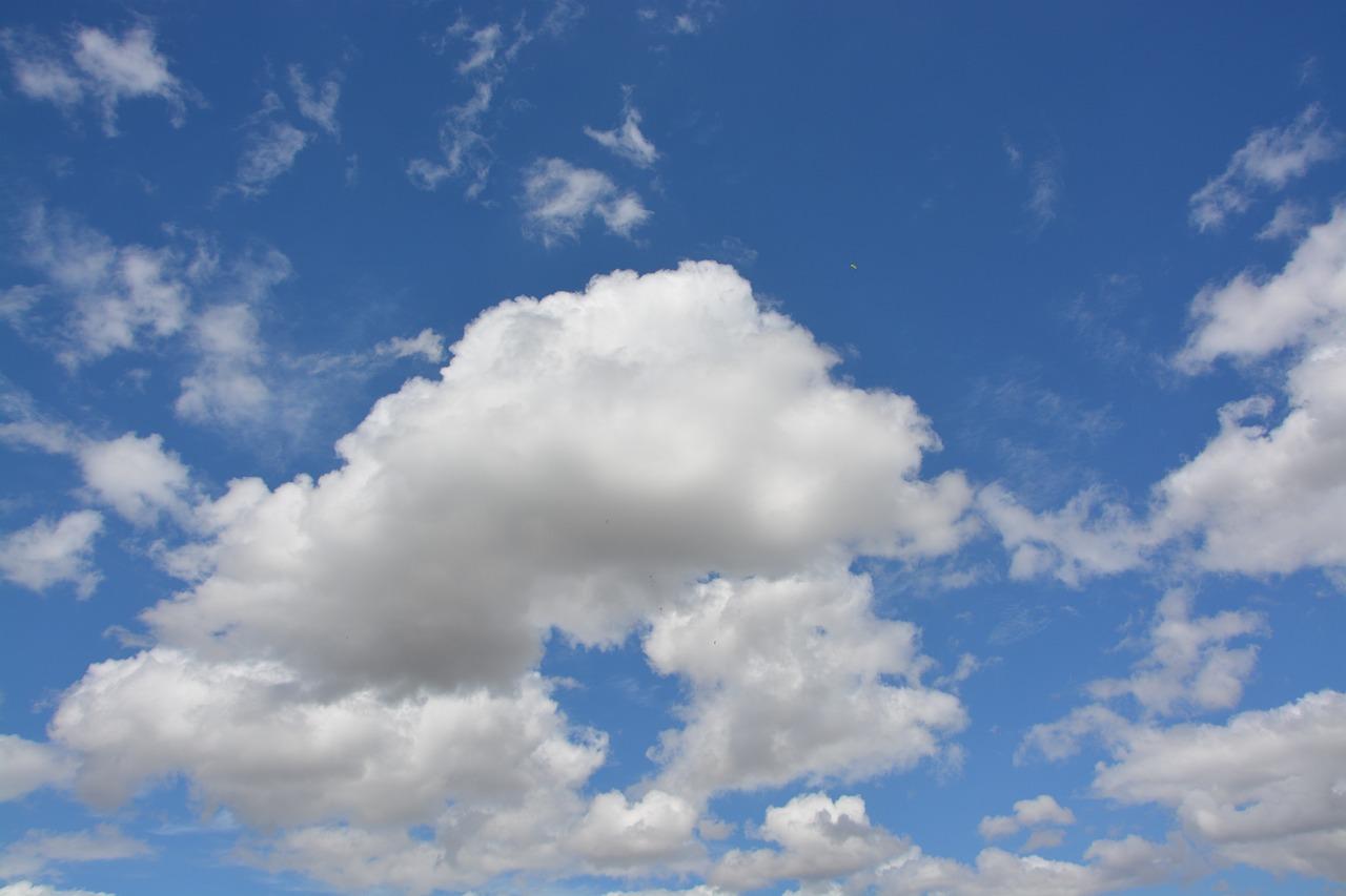 What weather does stratus clouds bring? 