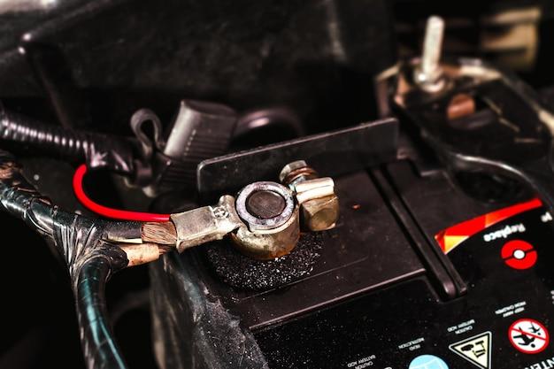 Where does the red wire go on a battery? 