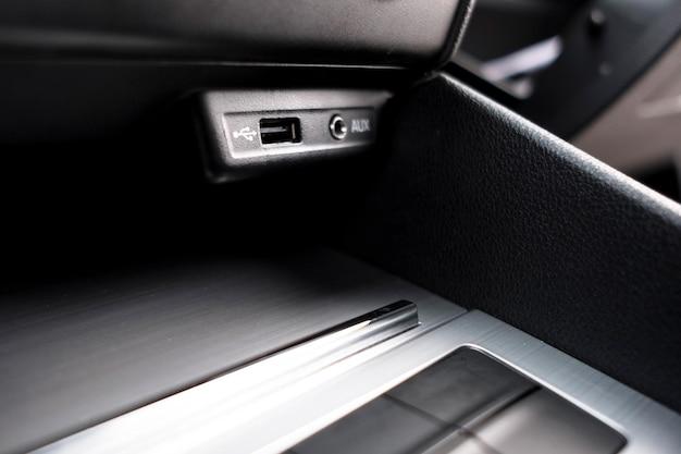 Where is the AUX port in a Land Rover Discovery 3? 