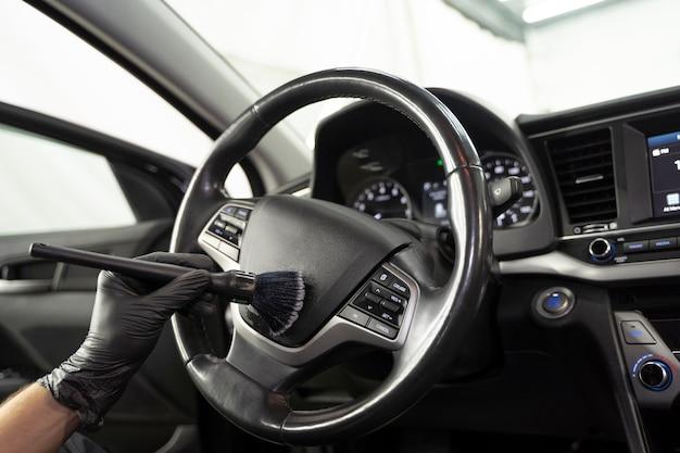 Where is the power steering pump located on a 2007 Hyundai Elantra? 