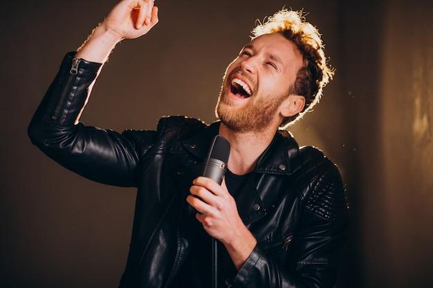 Which singer has sung the most number of songs? 